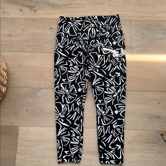 Stylish Black and White Women’s Leggings - Picture 2 of 8